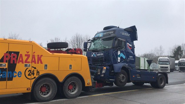 Na 26. kilometru dálnice D1 ve směru na Brno se srazily dva kamiony. Z jednoho unikla neznámá látka (21. 11. 2018)