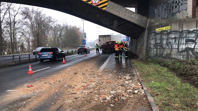 Nehoda dvou nákladních aut komplikuje dopravu na Strakonické v Praze (21.11.2018)