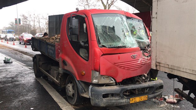 Nehoda dvou nákladních aut komplikuje dopravu na Strakonické v Praze (21.11.2018)