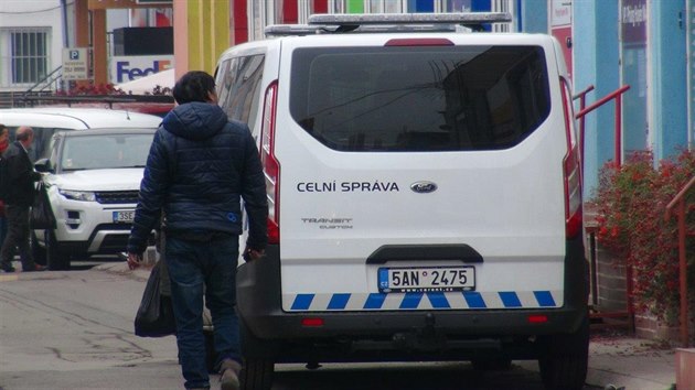 Pra��t� celn�ci v tr�nici Sapa objevili tajn� sklad pad�lan�ho zna�kov�ho oble�en� a dal�� p�edm�t� v celkov� hodnot� n�kolika milion� korun (22.11.2018)