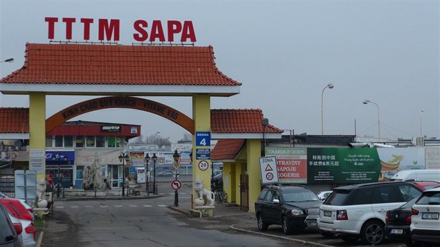 Pražští celníci v tržnici Sapa objevili tajný sklad padělaného značkového oblečení a další předmětů v celkové hodnotě několika milionů korun (22.11.2018)