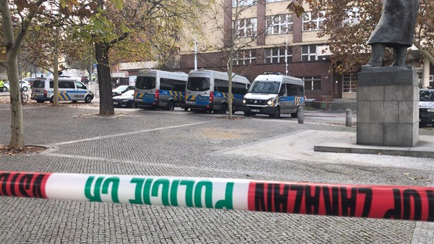 Policie prohledává budovy Vysoké školy ekonomické na Žižkově a Jižním Městě kvůli nahlášené bombě. Na snímku je žižkovská budova (26.11.2018