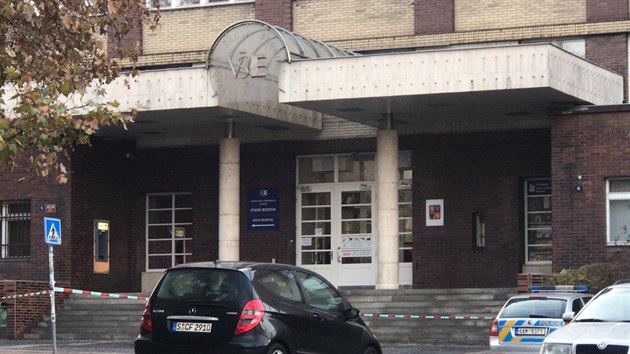 Policie prohledává budovy Vysoké školy ekonomické na Žižkově a Jižním Městě kvůli nahlášené bombě. Na snímku je žižkovská budova (26.11.2018