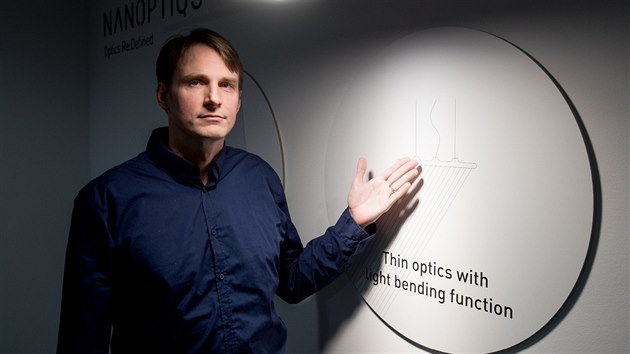 Jednatel společnosti IQ Structures Martin Jotov ve výrobně hologramů v Řeži u Prahy.
