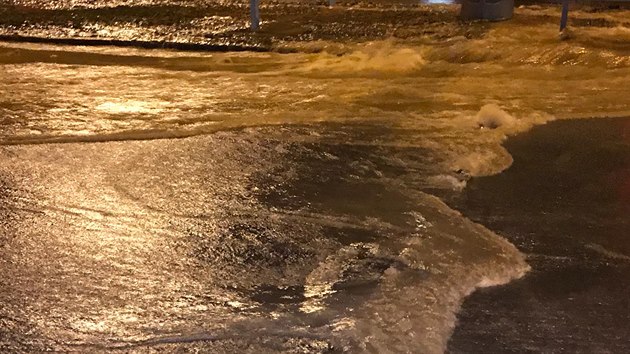 V ulici Skloněná praskl vodovodní řad a voda, která z něj unikla zaplnila ulici Spojovací (29.11.2018)