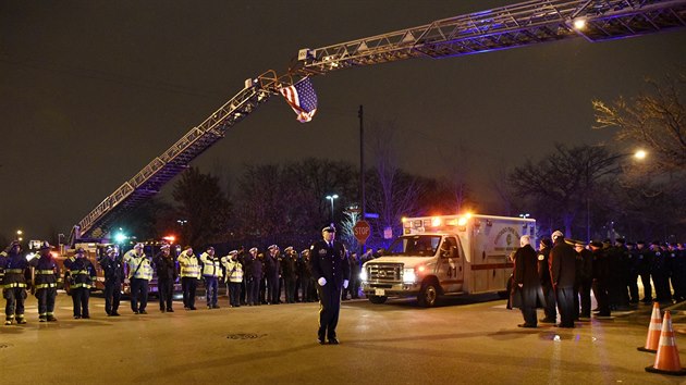 Stelec v chicagsk nemocnici zastelil ti lidi, mezi nimi jednoho policistu. (19. listopadu 2018)