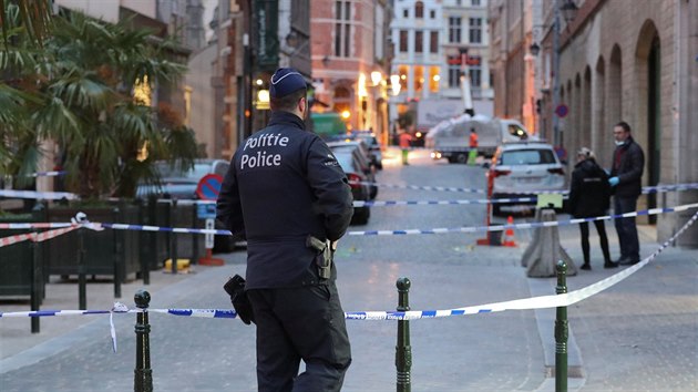 P�ed policejn� stanic� v centru Bruselu pobodal mu� policistu, s�m byl post�elen. (20. listopadu 2018)