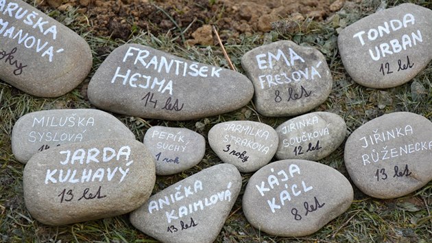 Žáci základní školy Žerotínova nasbírali kameny na soutoku Bečev. Každý z nich nese jméno jednoho z lidických dětí.