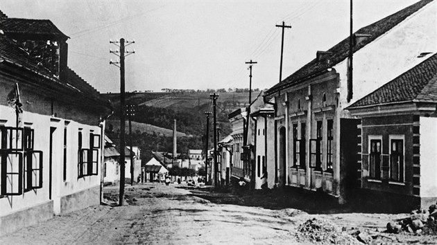 Ba��v rodn� d�m (druh� zprava) byl sou��st� �adov� z�stavby v ulici Dlouh�, p�esn� naproti st�la budova zl�nsk�ho chudobince.