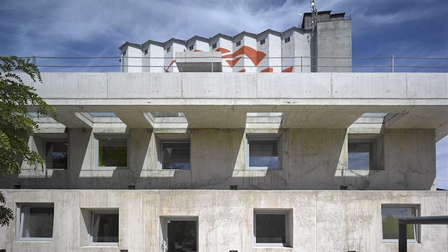 Pro stavbu administrativní budovy ve Stránčicích použil architekt David Levačka Kraus lehký beton.