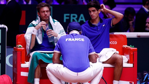 Finle Davis Cupu - zdy je kapitn Yannick Noah, kter mluv na hre Pierre-Huguese Herberta a Nicolase Mahuta