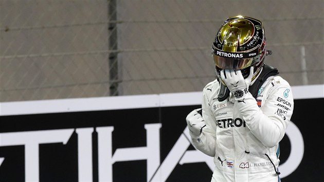 Lewis Hamilton slav, e ovldl kvalifikaci formule 1 v Ab Zab.