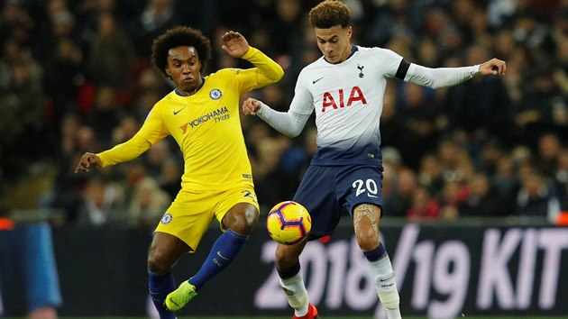 Willian z Chelsea bojuje o m s Delem Allim z Tottehamu