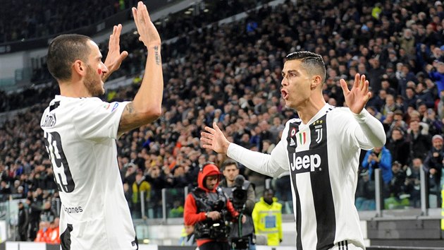 Cristiano Ronaldo slav gl se spoluhrem Leonardem Bonuccim  z Juventusu
