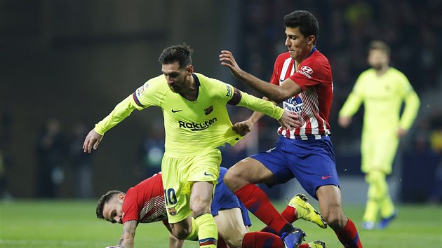 Lionel Messi z Barcelony vede m kolem protihr z Atletica Madrid.