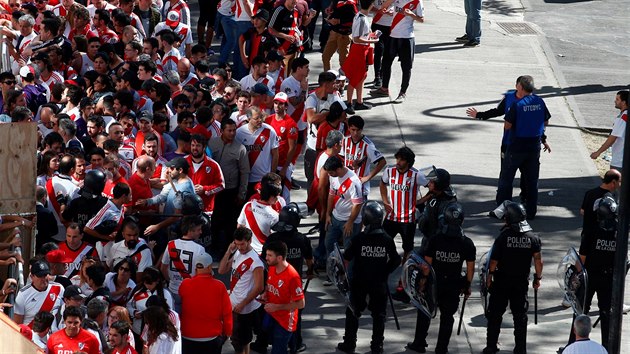 Fanouky argentinskch River Plate hld policie.