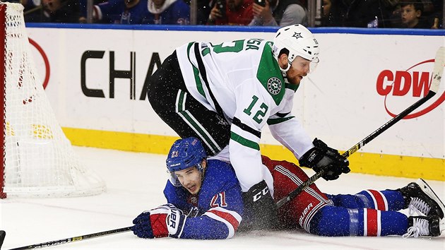 Radek Faksa z Dallasu poslal k ledu Bretta Howdena z New York Rangers.