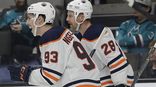 Ryan Nugent-Hopkins (vlevo) a Kyle Brodziak z Edmontonu se raduj z glu v duelu se San Jose.