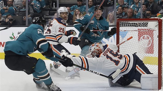 Brank Mikko Koskinen z Edmontonu el anci  Timo Meiera ze San Jose.