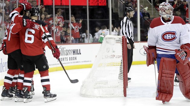 Zatímco hokejisté New Jersey slaví gól Pavla Zachy, montrealský gólman Carey Price přemýšlí, kde se stala chyba.