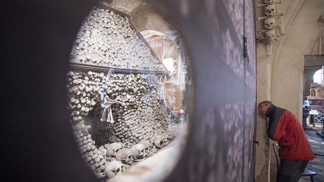 Restaurtoi zaali 29. listopadu 2018 v kutnohorsk kostnici rozebrat jednu ze ty velkch pyramid sloench z lidskch kost.