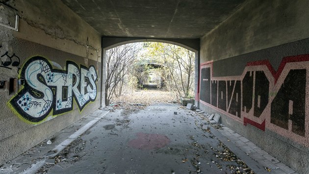 Pohled na bval vojensk sklady u Velkomoravsk ulice v Olomouci, kter jsou po prodeji armdou u adu let oputn a chtraj.