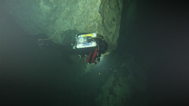 Pohled do hlubin Hranické propasti zachycený potápěči věnujícími se jejímu výzkumu včetně pokusů o změření hloubky.