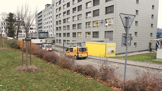 Pohled na jeden ze vstup do budovy D olomouck fakultn nemocnice ped pestavbou.