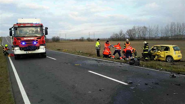 Na silnici z Chomoutova do Povic na Olomoucku se srazila dv osobn auta, jeden z idi navzdory snaze hasi a zchran na mst zemel.