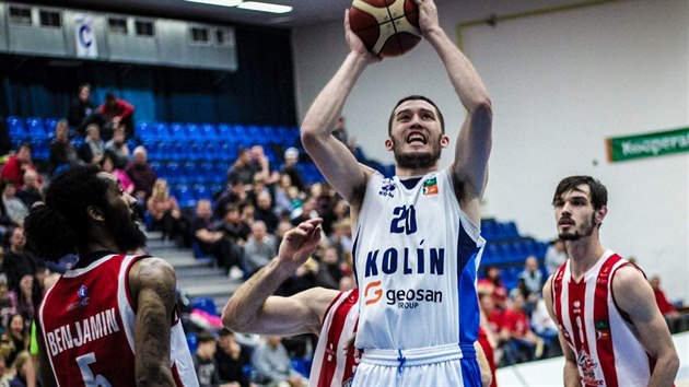 Kolnsk basketbalista Alexander Thompson (20) to mezi Dwaynem Benjaminem (vlevo) a Viktorem Plpnem z Pardubic.