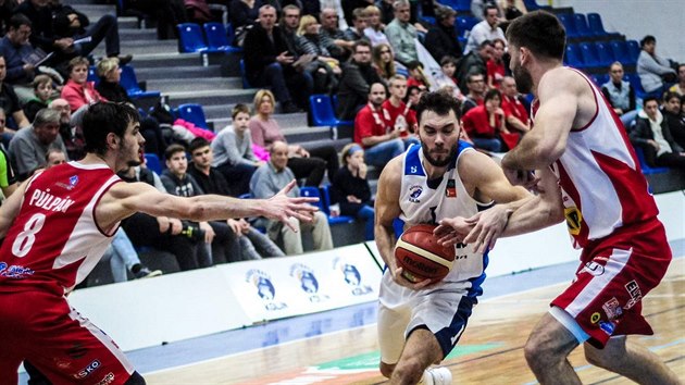 Kolnsk basketbalista Adam  (v blm) to na ko Pardubic kolem Viktora Plpna (vlevo) a Kamila vrdlka.