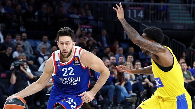 Kendrick Ray (ve lutm) z Maccabi Tel Aviv brn Vasilijeho Micie z Anadolu Efes Istanbul.