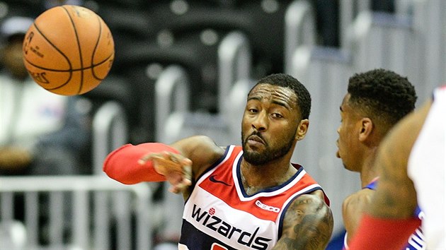 John Wall (vlevo) z Washingtonu pod tlakem  Shaie Gilgeouse-Alexandera z LA Clippers,