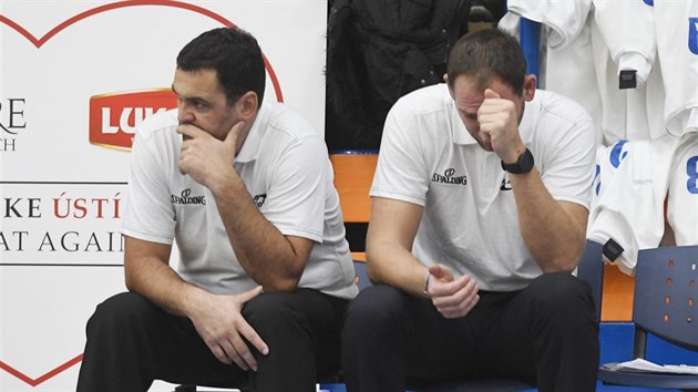 Zklaman dnt treni Pavel Budnsk (vlevo) a Jakub Houka po zpase s stm.