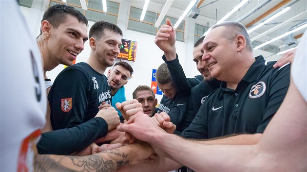 Krlovhradet basketbalist a jejich trenr Lubomr Peterka (vpravo) oslavuj vhru nad Brnem.