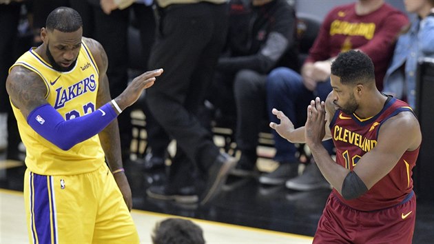 LeBron James (vlevo) z LA Lakers a Tristan Thompson z Clevelandu se jeden druhmu klan.
