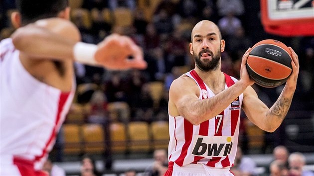 Vassilis Spanulis z Olympiakosu Pireus v duelu s Realem Madrid.