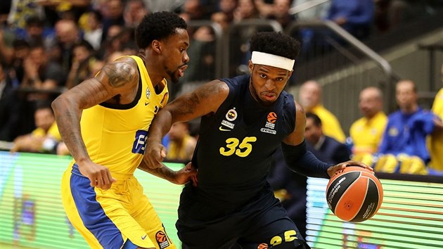 Bobby Dixon (vpravo) z Fenerbahce obchz Kendricka Raye z Maccabi Tel Aviv.