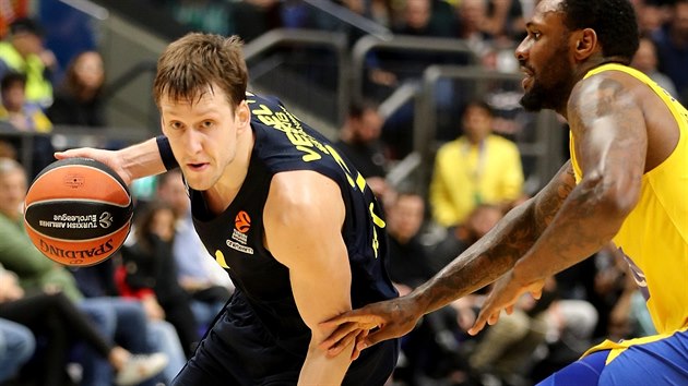 Jan Vesel (vlevo) z Fenerbahce obchz Tarika Blacka z Maccabi Tel Aviv.