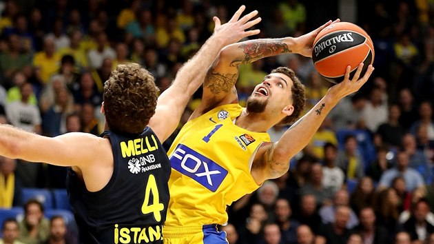 Scottie Wilbekin (vpravo) z Maccabi Tel Aviv to kolem Nicolo Melliho z Fenerbahce Istanbul.