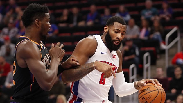 Andre Drummond (vpravo) z Detroitu se tla kolem Deandreho Aytona z Phoenixu.