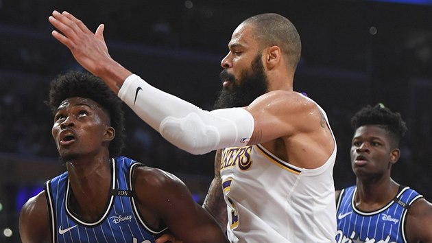 Jonathan Isaac (vlevo) z Orlanda to kolem Tysona Chandlera z LA Lakers. Sleduje ho Mo Bamba.