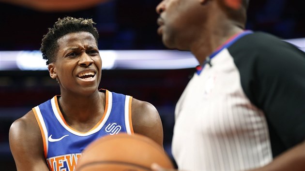 Frank Ntilikina z New Yorku si stuje u rozhodho Leroye Richardsona.