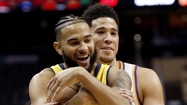 Cory Joseph (vlevo) z Indiany a Devin Booker z Phoenixu se bav zpasem.
