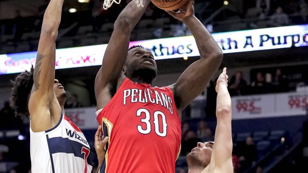 Julius Randle (30) z New Orleans se tla mezi Devina Robinsona (vlevo) a Tome Satoranskho z Washingtonu.