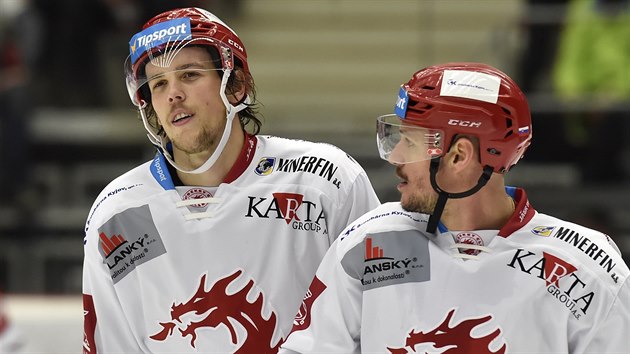 Třinečtí hokejisté (zleva) Martin Gernát a Vladimír Dravecký.