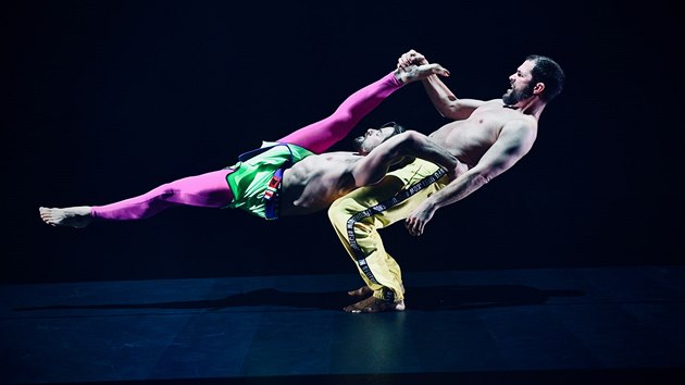 Záběr z představení Ego, které Losers Cirque Company hrají v La Fabrice.
