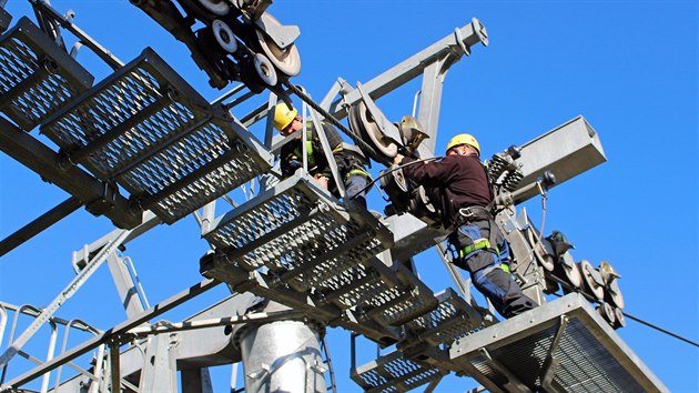 Pracovn�ci opravuj� kabinkovou lanovku na Sn�ku po sezon�.