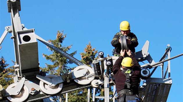 Pracovn�ci opravuj� kabinkovou lanovku na Sn�ku po sezon�.
