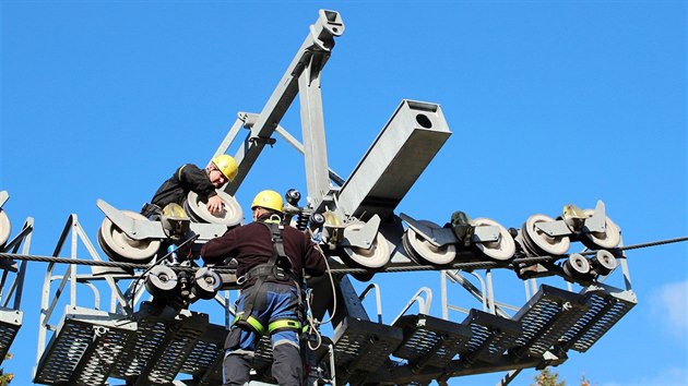 Pracovn�ci opravuj� kabinkovou lanovku na Sn�ku po sezon�.